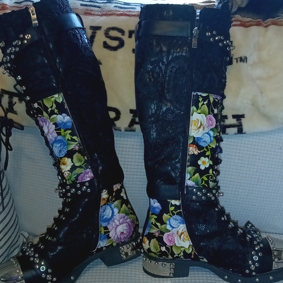 Boots - Picture 2 of 7